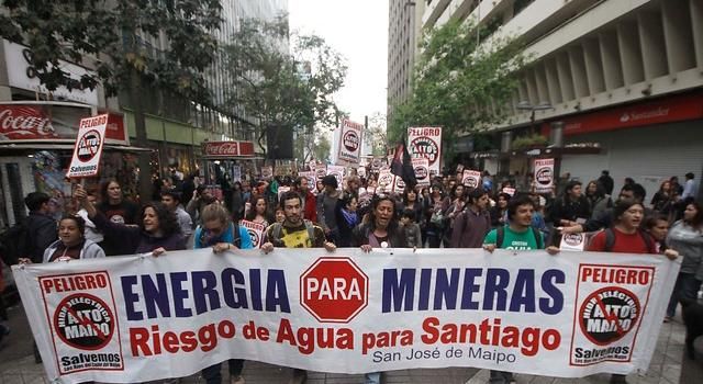 Contrarios al proyecto hidroeléctrico Alto Maipo marcharon por el centro de Santiago