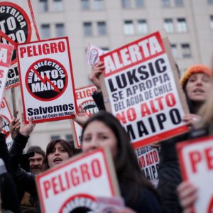 Ecologistas protestaron frente a La Moneda en contra de proyecto Alto Maipo