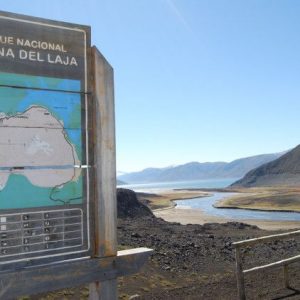 Acceso a aguas de lago Laja