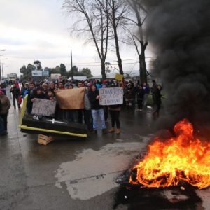 Vecinos toman ruta al aeropuerto El Tepual por contaminación de aguas