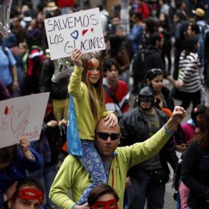 Marcha de “niños superhéroes” en Santiago exigió al Gobierno proteger los glaciares