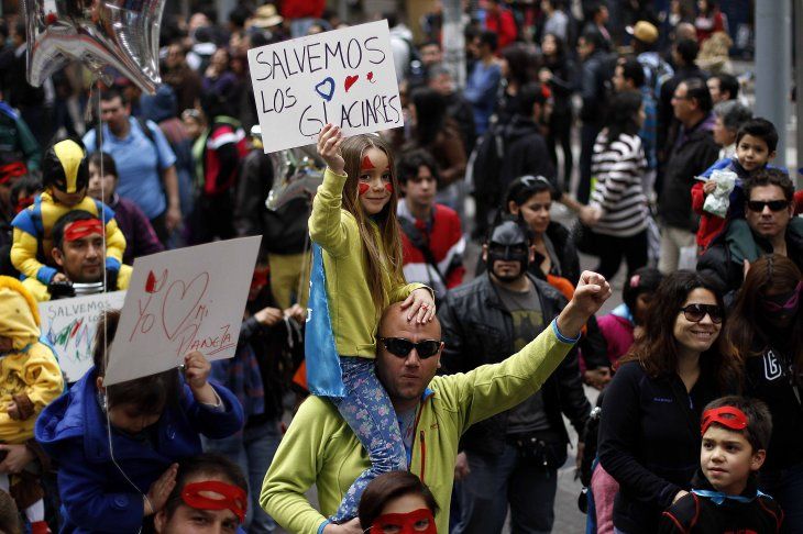 Marcha de “niños superhéroes” en Santiago exigió al Gobierno proteger los glaciares
