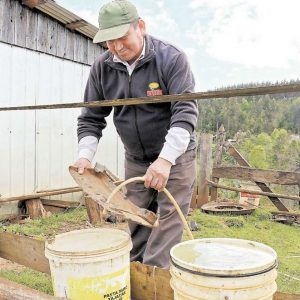 Familias recolectan agua de lluvia para su consumo doméstico