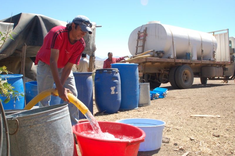 El negocio de la sequía: el puñado de empresas de camiones aljibe que se reparte $92 mil millones
