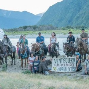 Tras cabalgata de tres días 50 jinetes protestan contra hidroeléctrica en Puelo
