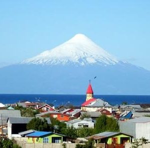 Alcaldes de Panguipulli y Llanquihue presentan demanda contra ESSAL por contaminación de lagos