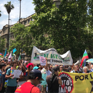 Organizaciones sociales marchan contra Alto Maipo y Sename