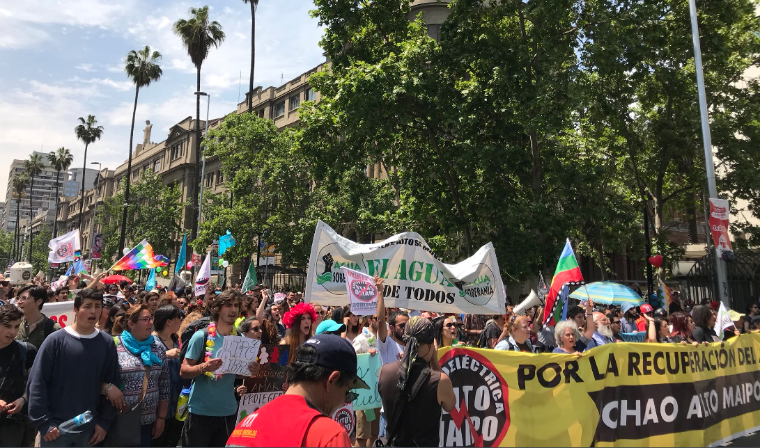 Organizaciones sociales marchan contra Alto Maipo y Sename