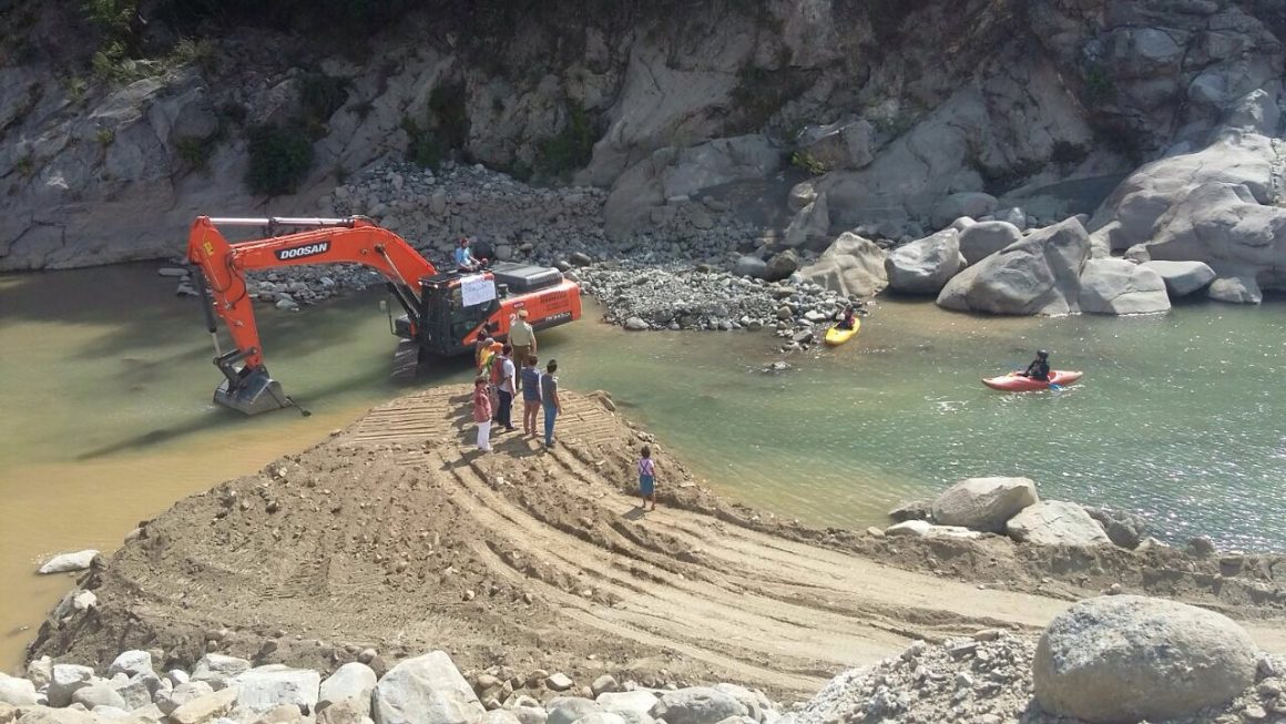 VECINOS Y KAYAKISTAS DE SAN FABIAN SE TOMAN LAS OBRAS DE HIDROÑUBLE