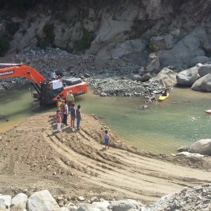 VECINOS Y KAYAKISTAS DE SAN FABIAN SE TOMAN LAS OBRAS DE HIDROÑUBLE