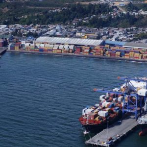 Pescadores realizan millonaria demanda en contra del Puerto de Coronel por contaminación en la bahía