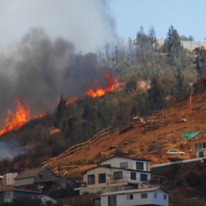 Valparaíso: tres incendios se mantienen activos y al menos 4.700 personas están sin agua