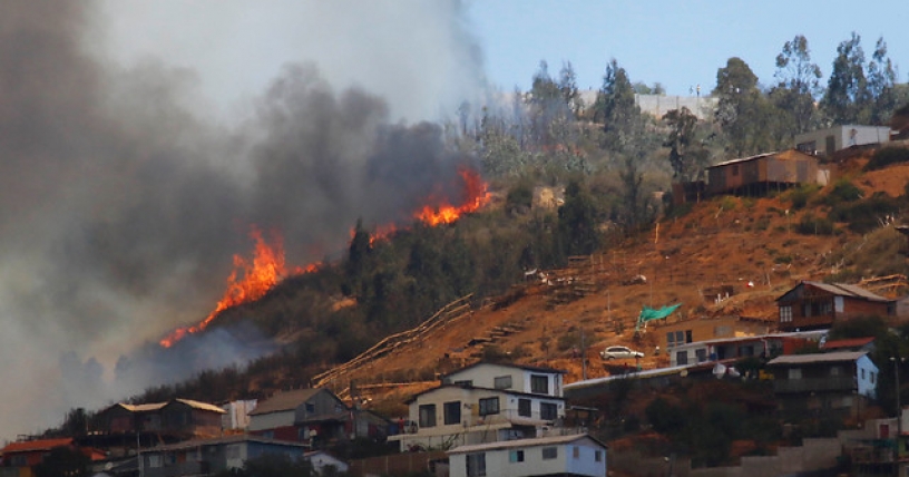 Valparaíso: tres incendios se mantienen activos y al menos 4.700 personas están sin agua