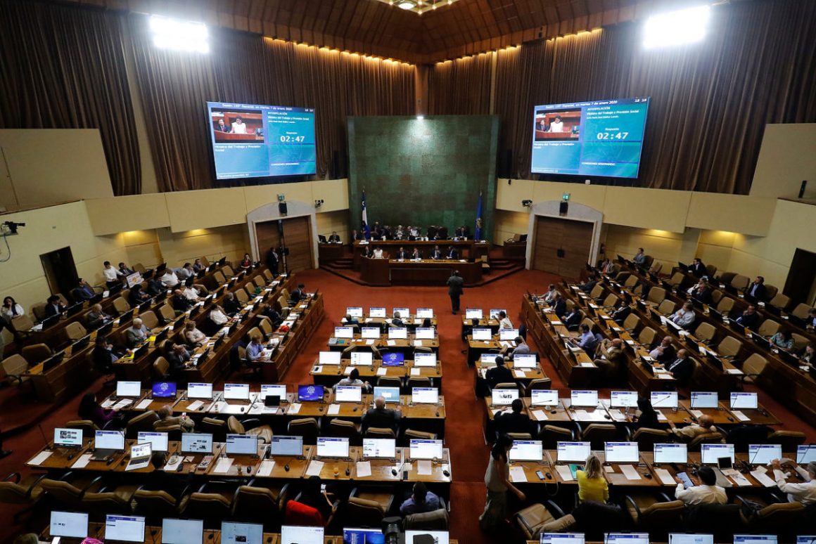 Senado rechaza proyecto que buscaba consagrar el agua como bien de uso público